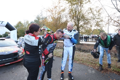 Een champagnedouche voor de winnaar van de Twente Rally (en meer foto’s)