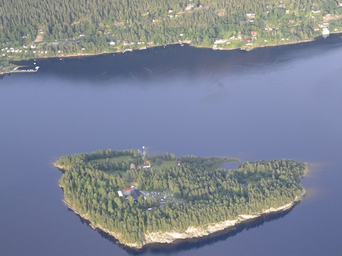 Het eiland Utoya waar de Noorse Arbeiderspartij een jeugdbijeenkomst hield.