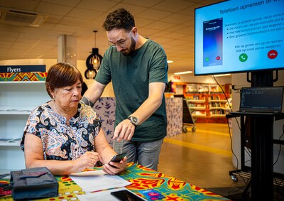 Honderd Rotterdammers krijgen gratis smartphone: ‘Dat enge ingewikkelde ding...’