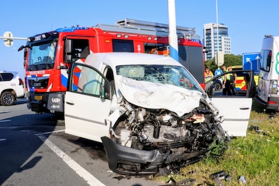 Taxibus en auto botsen op N835 in Tiel