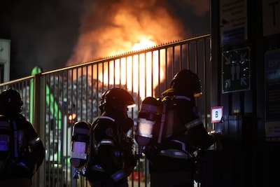 Heavy smoke from major fires at recycling plants in Amsterdam port area and Swalmen