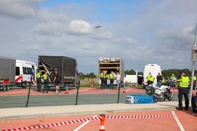 Grote verkeerscontrole op de A1: één bestuurder probeert de politie vergeefs te misleiden