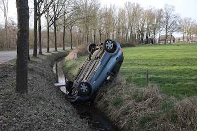 Auto belandt in sloot bij eenzijdig ongeval in Klarenbeek