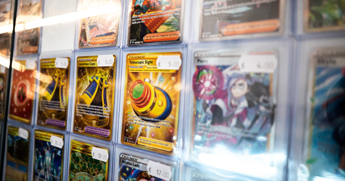 Anime- en Pokémonfans ruilen spullen in Bibliotheek 's-Gravenzande