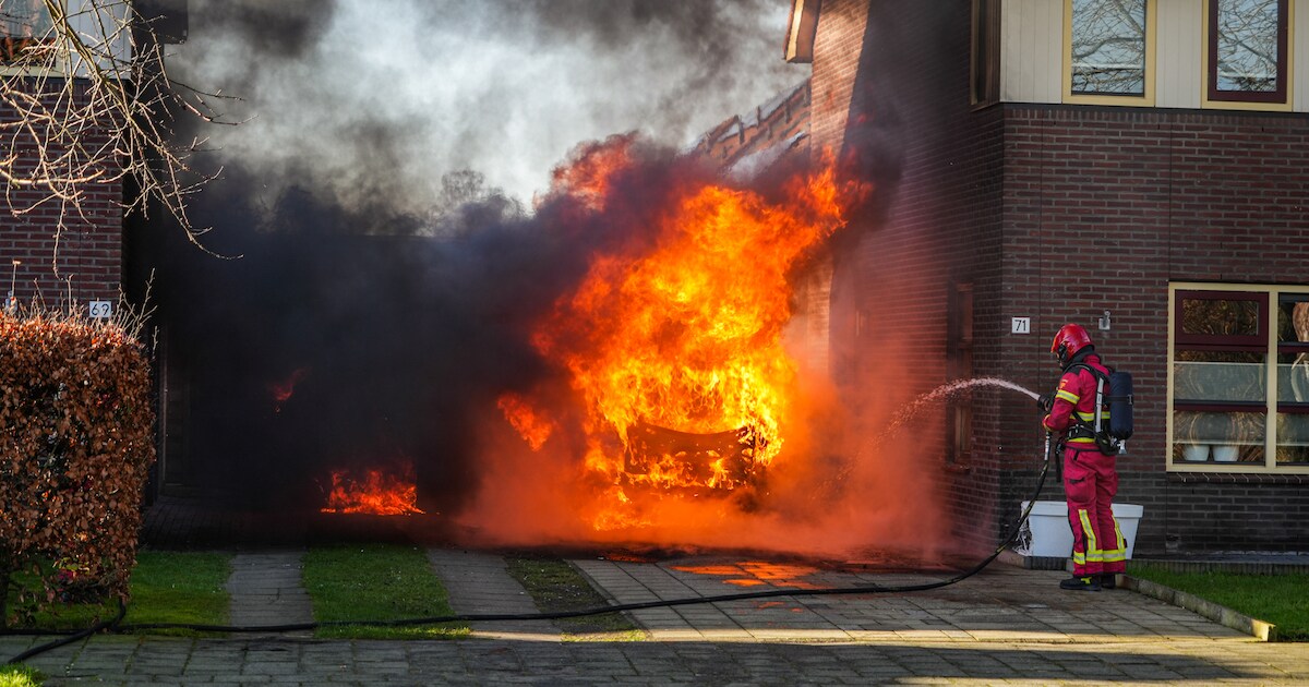 Metershoge vlammen bij autobrand op oprit van woning in Hoogezand