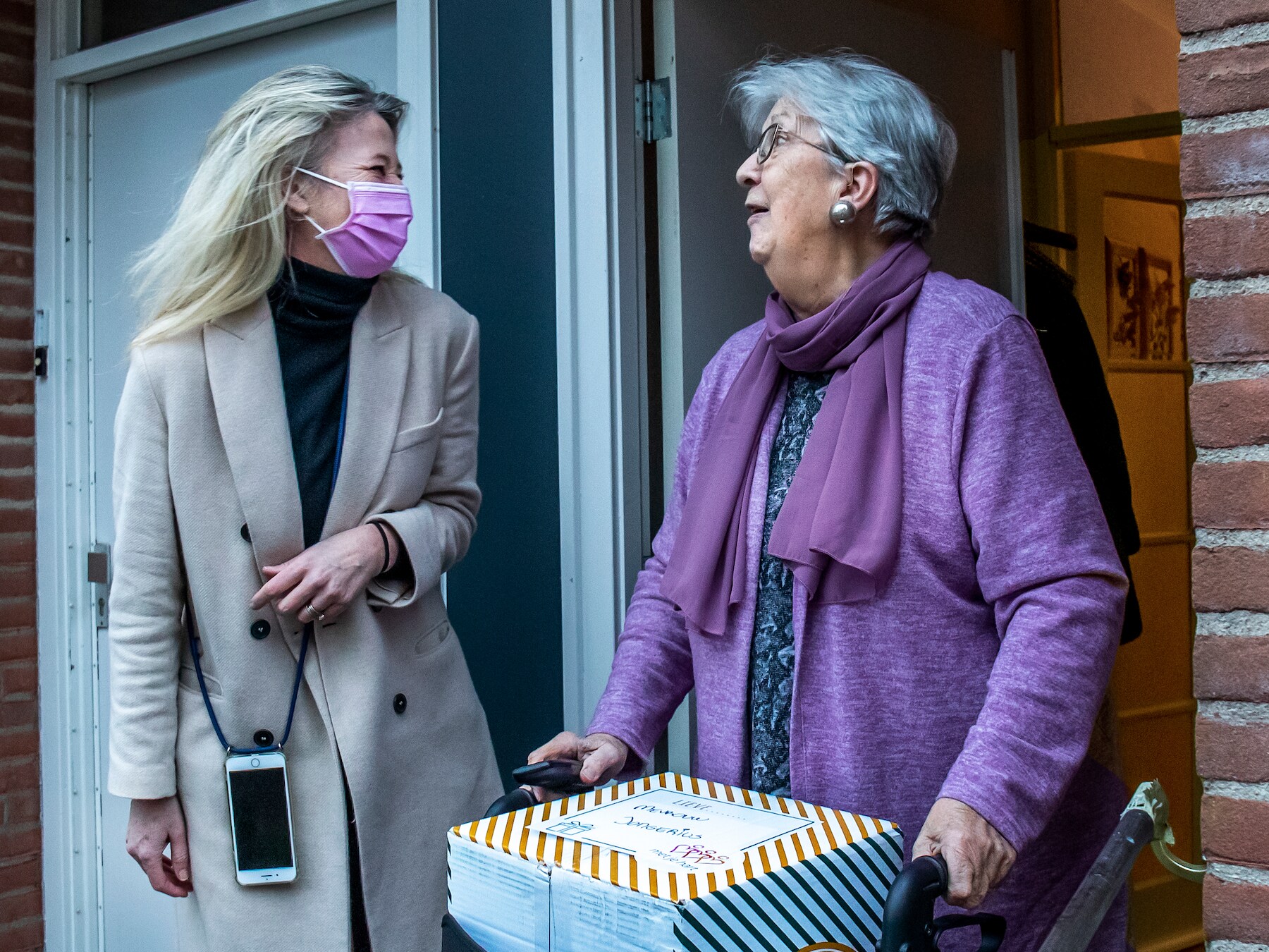 Michele Blom(48), vrijwilligster van de Stichting Met je Hart, komt bij mevrouw Jongerius uit Overvecht een doos bezorgen met een maaltijd van BUNK.