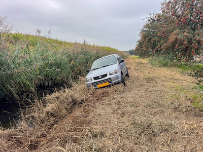 Wandelaars vinden auto half in de sloot langs looppad tussen Mijdrecht en Wilnis, bestuurder spoorlo