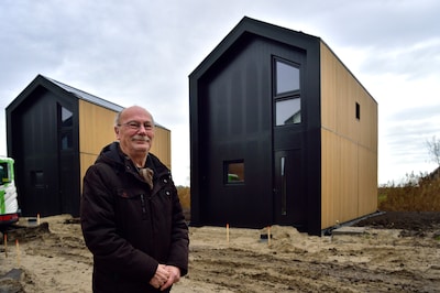Henry wil in zijn nieuwe tiny house wonen, maar heeft na een jaar nog steeds geen stroom: ‘Heel vree