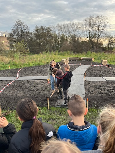 Nieuwveen krijgt tweede Tiny Forest: kinderen planten 800 boompjes