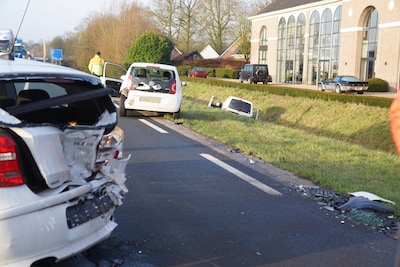 Ongeluk met vier auto’s op N348 bij Brummen, één voertuig eindigt in sloot