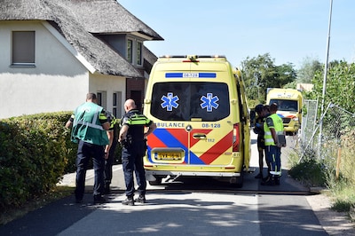 Twee wielren­ners ernstig gewond na val over kabelgoot