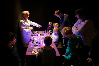 ‘Wow’, roept Lemar als de propeller omhoog schiet: Mad Science in Philips Museum