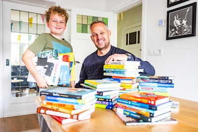 Mathijs deelt boeken uit aan duizenden kinderen: ‘Belangrijk dat we ze aan het lezen krijgen’