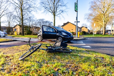 Botsing tussen auto en fiets op rotonde in Wijchen