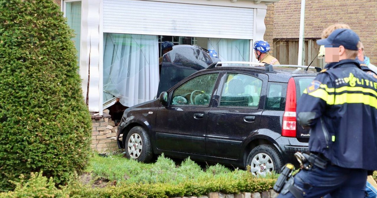 Auto knalt tegen voorgevel van woning na aanrijding in Deurningen | 112 nieuws Dinkelland