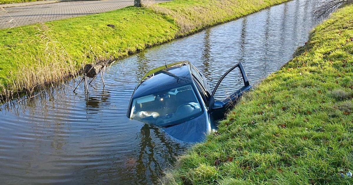 Auto raakt van de weg en belandt in water in Anna Paulowna