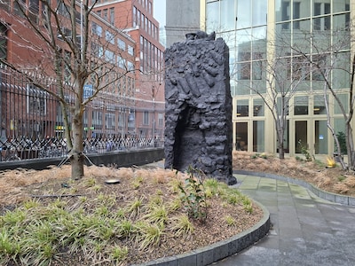 Toeslagenouder Yasmin legt beslag op metershoog standbeeld bij ministerie, maar dat gaat in tegenaan