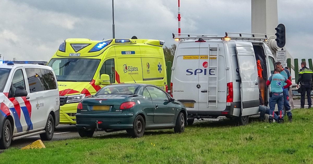 Man raakt gewond tijdens werkzaamheden bij brug in Dokkum