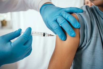 Vier grote steden krijgen opnieuw 7 miljoen euro voor opkrikken vaccinatiegraad