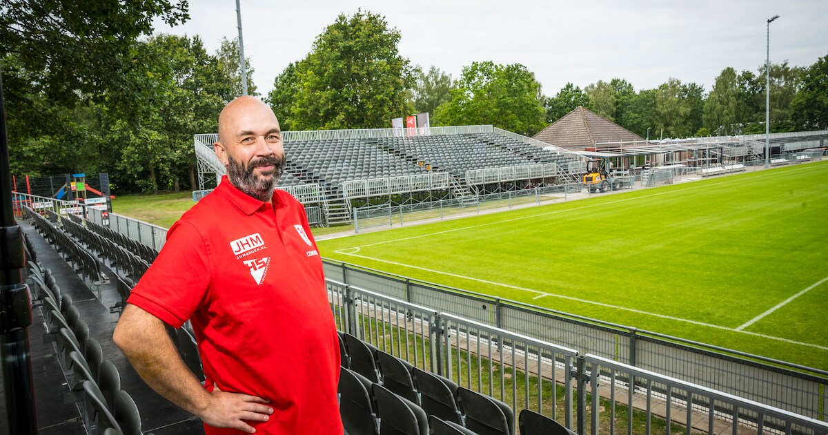 Voor de komst van Ajax stampen ze in Hulshorst een ‘stadion’ uit de grond: ‘Hé, de vergunning is bin