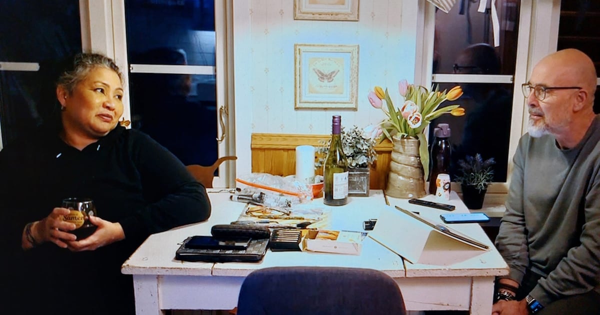 Romanticus Robin maakt een schildersezel voor kunstenares Pearl: ‘Echt geweldig, wat mannelijk is hi