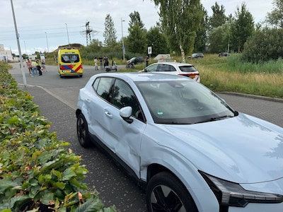 Scooter botst op auto op kruising in Apeldoorn