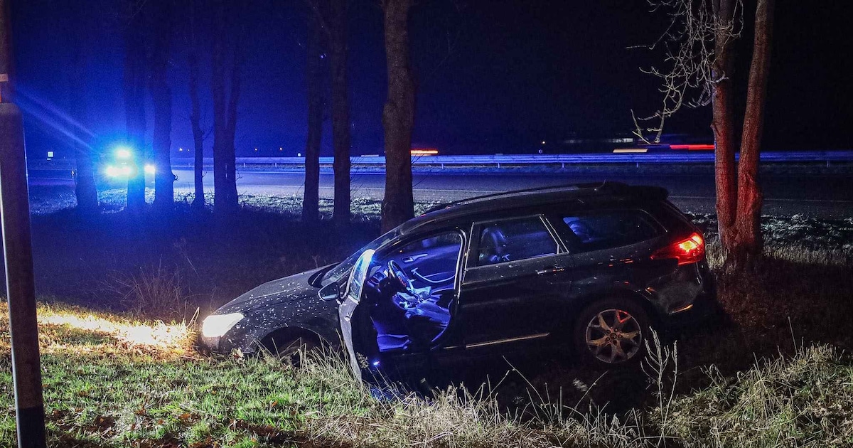Verdachte crasht na achtervolging over de A7 bij Midwolde: bestuurder reed tegen het verkeer in