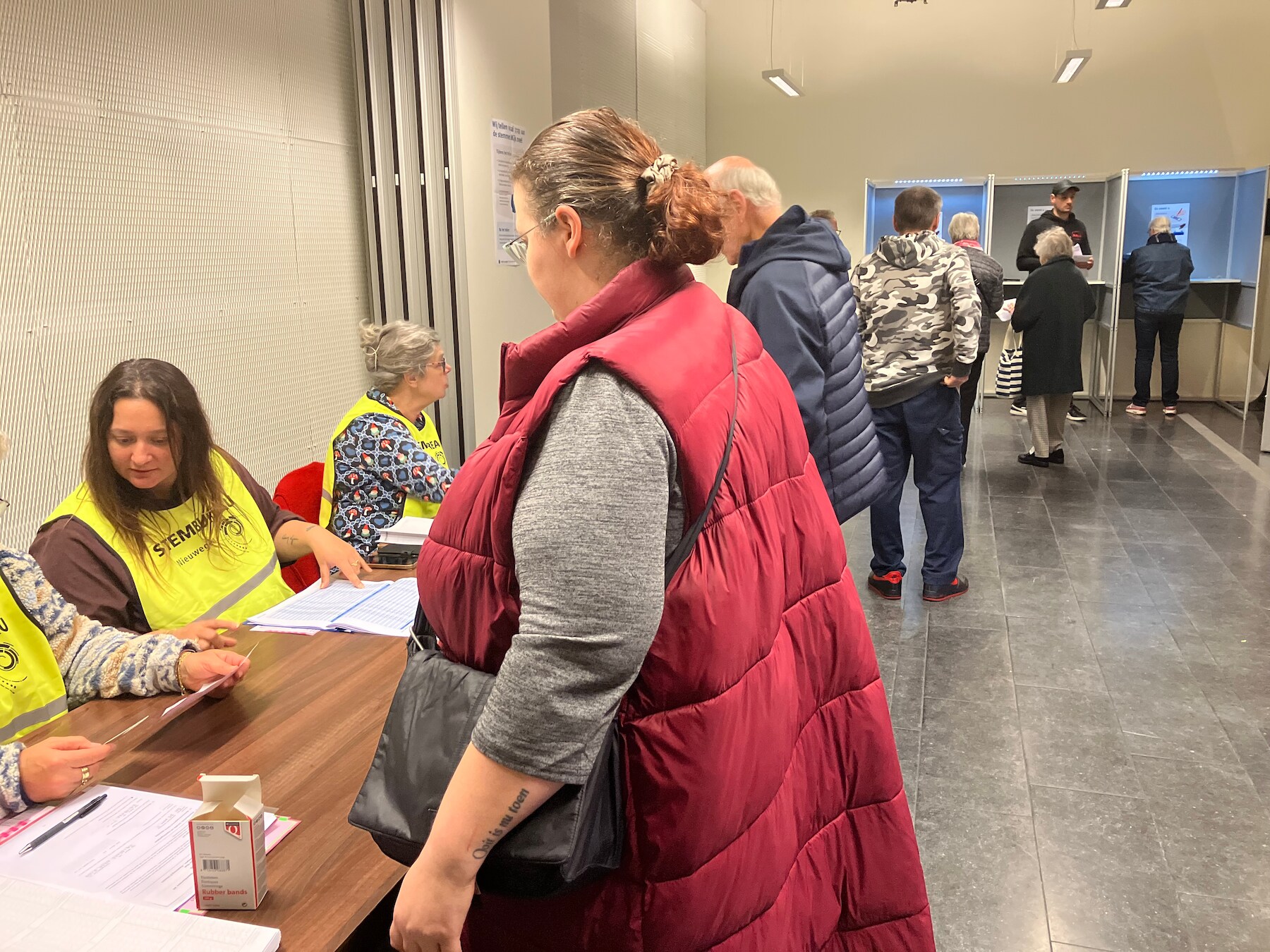 Drukte en weinig geheimhouding bij Nieuwegeins stembureau: ‘Kom maar met dat stembiljet, die van mij gaat naar Wilders’