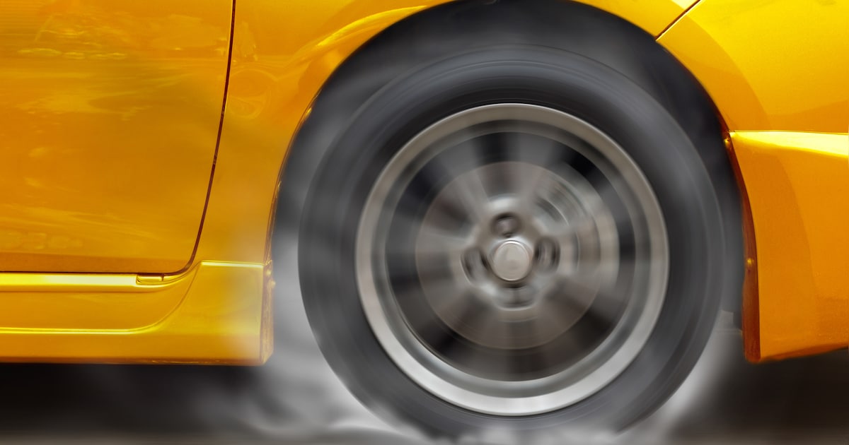 Snelheidsduivel rijdt 142 km/u waar 70 km/u is toegestaan en raakt rijbewijs kwijt