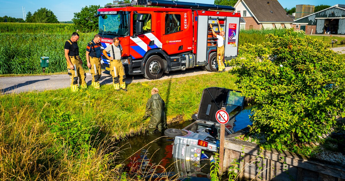 Brommobiel belandt in sloot aan Lagewaard in Koudekerk aan den Rijn