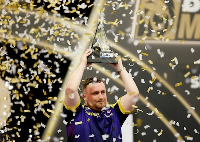 Wat een finale! Tranen bij Littler na zenuwslopende Premier League-titel (én hoofdprijs van 400.000 euro)