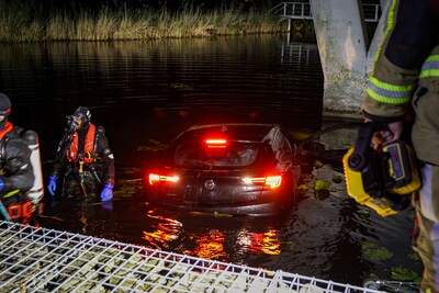 Auto belandt in het water bij metrostation Nesselande in Rotterdam