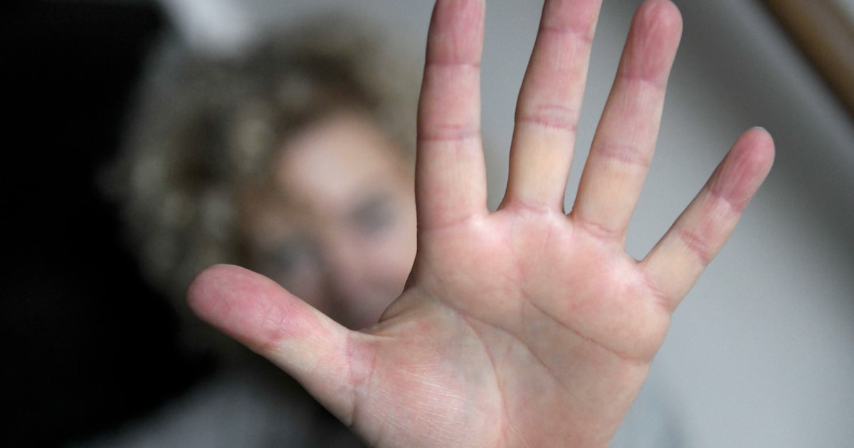 Gemeente Sluis start campagne tegen geweld tegen vrouwen met vlaghijsen