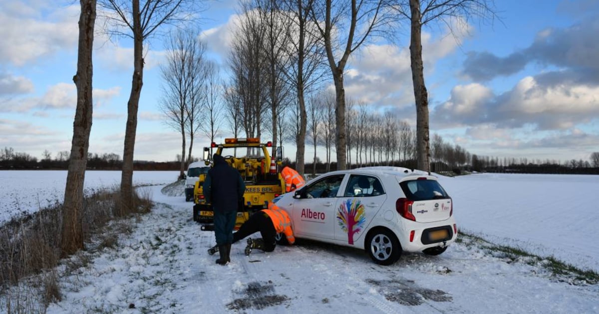 Auto komt vast te staan bij Zwaaksedijk in Kwadendamme