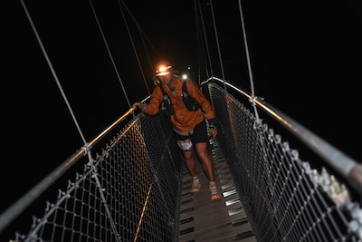 Wout (31) rent 160 kilometer onafgebroken door Zwitserse Alpen, tot het dreigt mis te gaan