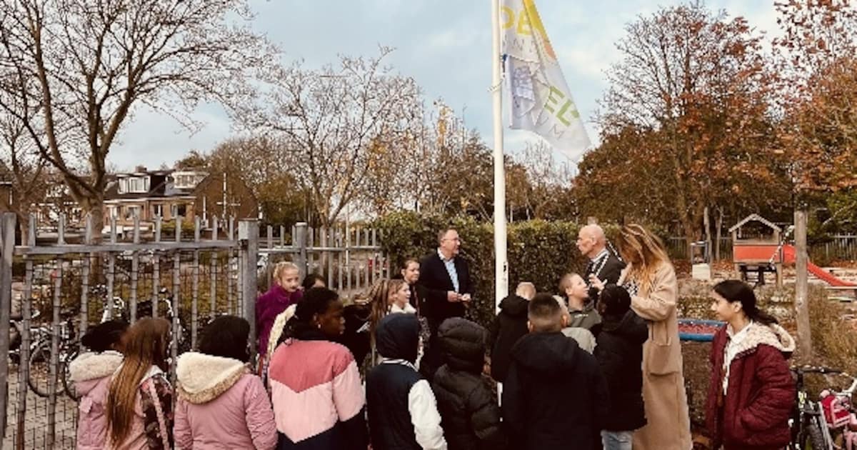 Heemskerkse leerlingen hijsen klimaatvlag