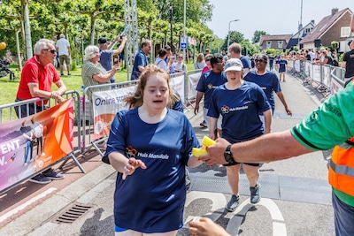 Feest in IJsselstein: bewoners Huis Mandala rennen voor goede doel tijdens bloedhete IJsselsteinloop