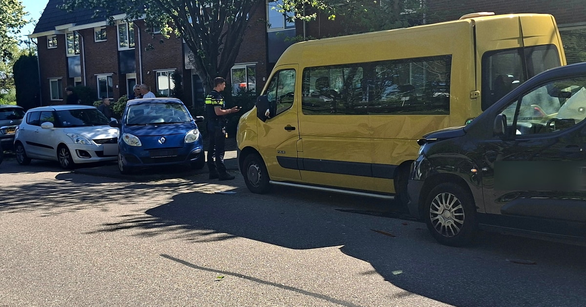 Maaltijdbezorger botst tegen geparkeerde bus en veroorzaakt kettingbotsing in Maassluis