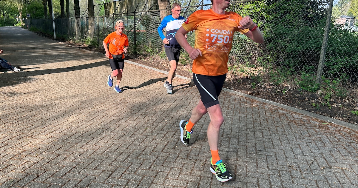 Koningsloop in Groenhovenpark in Gouda op Koningsdag