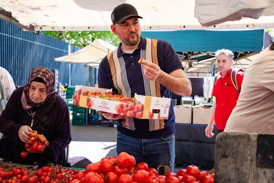Kürşat begon als 14-jarige op de markt en verhandelt nu groente en fruit over de hele wereld