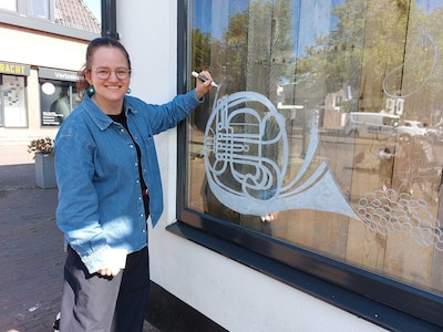 Kijk! In de Dorpsstraat zijn de etalages veranderd in kleine kunstwerken