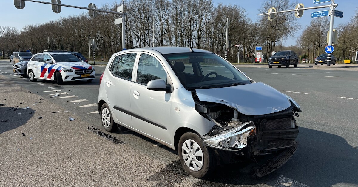 Twee auto's botsen op kruispunt in Schaijk, vermoedelijk één auto door rood gereden