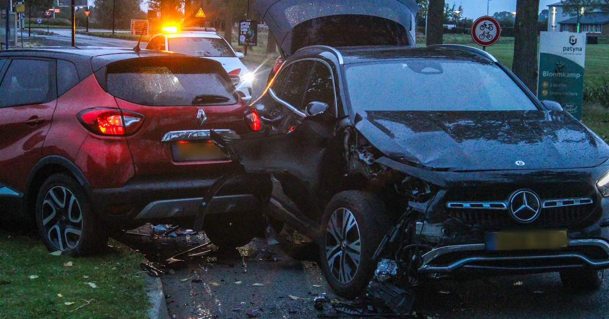 Veel schade na botsing tussen auto's op kruising in Bolsward
