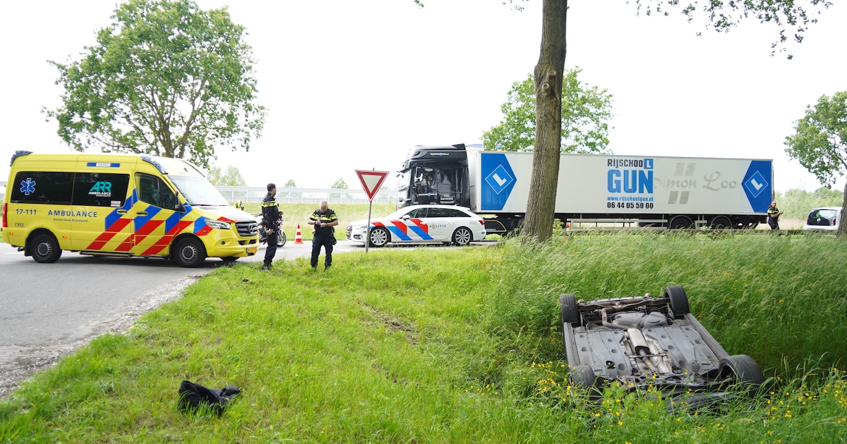 Auto op zijn kop in de sloot langs de N209 bij Bleiswijk: bestuurder aangehouden