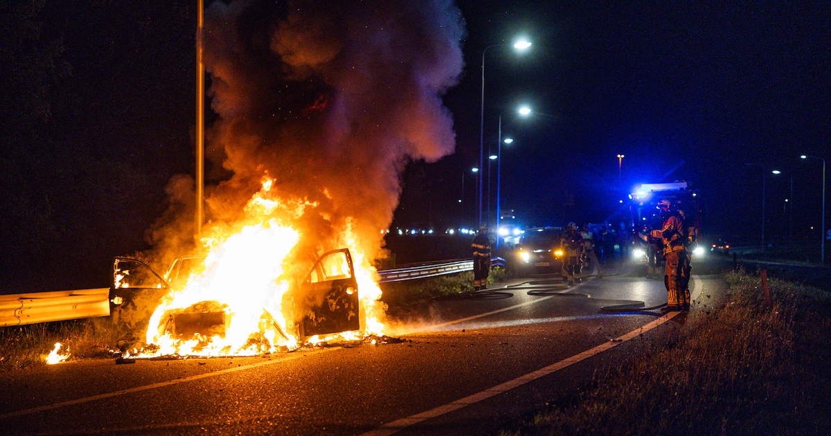 Auto volledig in lichterlaaie op knooppunt Heerenveen