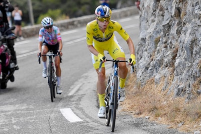 Vollering deelt in gele trui genadeklap uit aan Niewiadoma en gaat vlak voor top Col d’Eze solo in slotrit