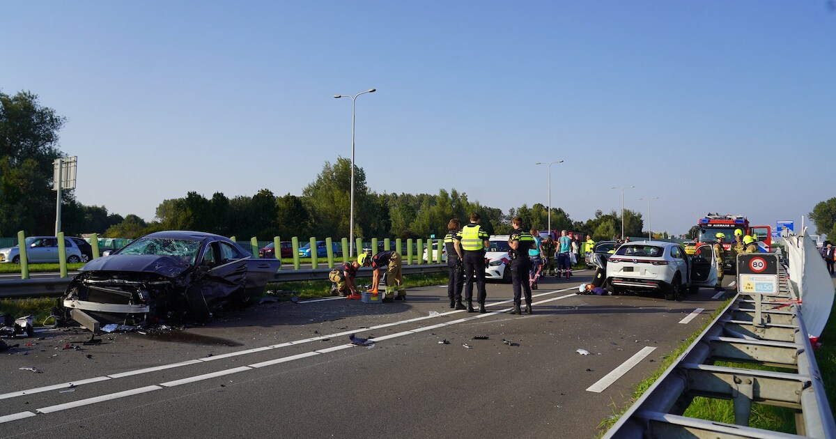 Frontale botsing tussen twee auto's op Westdijk in Alkmaar, drie personen zwaargewond