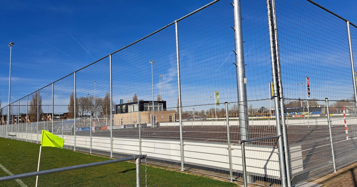 Water blijft staan op gloednieuw handbalveld, kosten lopen verder op