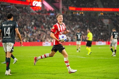Sven Mijnans schittert met fraaie hattrick voor koploper PSV tegen zijn oude club Sparta
