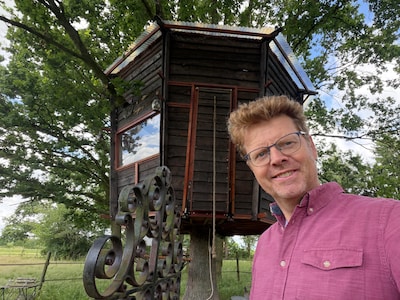 Iedereen zal genieten van deze boomhut waar je kunt slapen, maar de prijs is aan de hoge kant